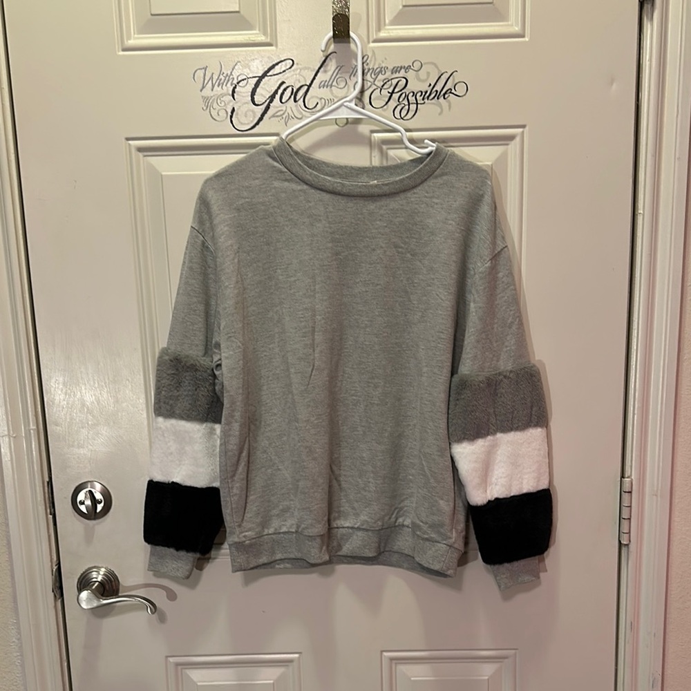 RD Style women’s grey sweatshirt with fluffy soft sleeves / Size S‎ / Box 32-17